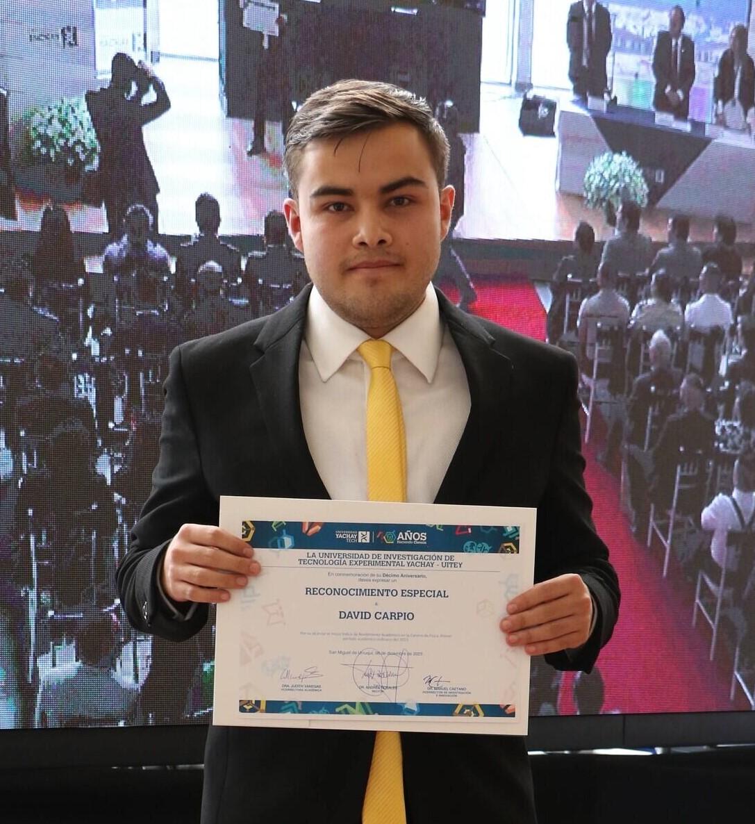El egresado en Física David Carpio recibió un merecido reconocimiento por su alto rendimiento como estudiante de la Escuela de Ciencias Físicas y Nanotecnología, durante la celebración de los #10años de <a href="/UniYachayTech/">Universidad Yachay Tech</a>