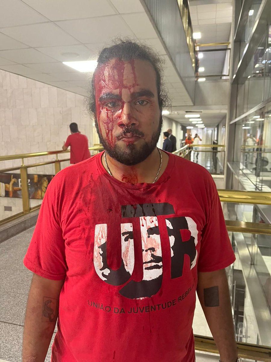 jaocats's tweet photo. É ainda mais dolorido saber que são os meus companheiros, amigos próximos, pessoas que estão na luta comigo no dia a dia que ficaram muito feridos nesse confronto com a polícia

Entretanto o que conforta é saber que fizeram isso pela justeza e força da nossa linha política https://t.co/yfiYCHWYjb