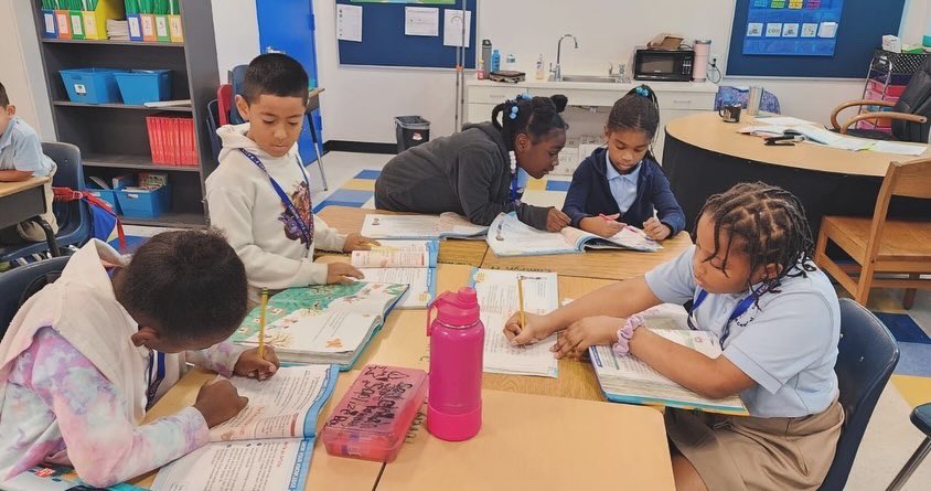 city_leisure's tweet photo. Dolphin students are working together to make connections about their stories and poems in Ms. Starr’s Gifted 2nd Grade class.
#MDCPSGiftedEdWeek #lck8buildingalegacyinourcommunity #YourBestChoiceMDCPS
@suptdotres
@mdcpssouth
@miamischools https://t.co/sBqYhZRXoD