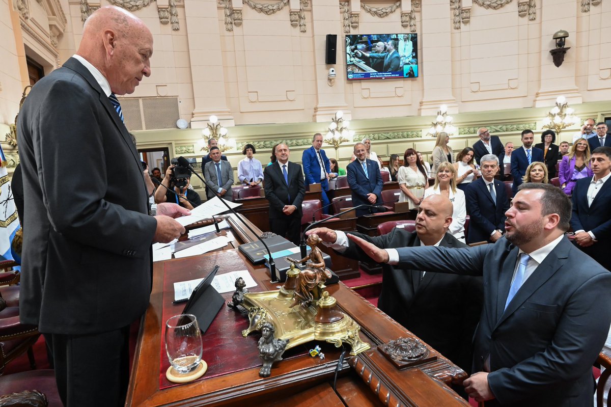 WalterGhione's tweet photo. Hoy en la legislatura santafesina renové el compromiso de trabajar en la construcción de una sociedad justa. Prometo como diputado provincial representar los valores y principios de @unoargentinaok
Gracias por la confianza! https://t.co/cpJwurrk1G