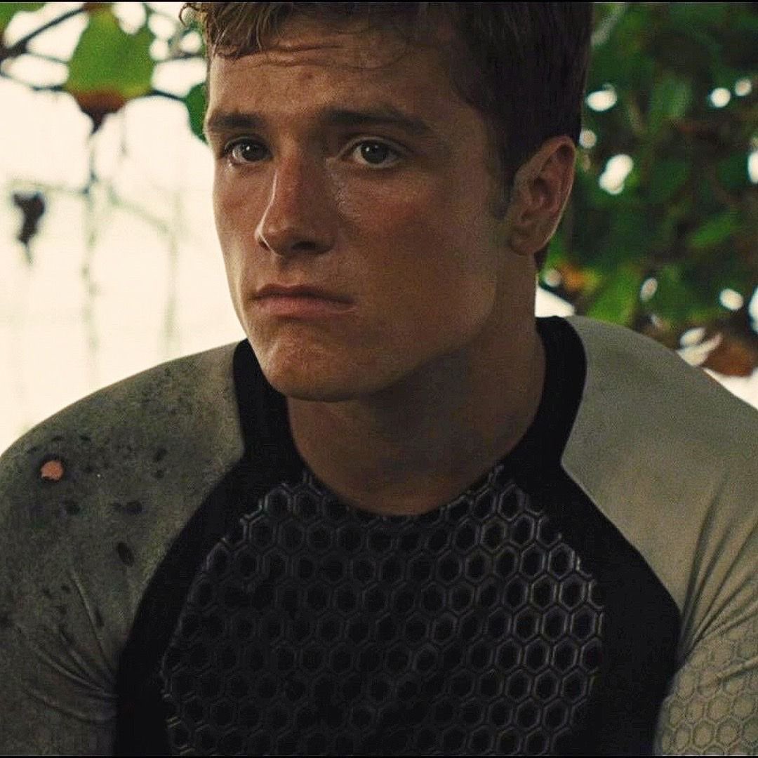 cometlanding's tweet photo. your aura and a character that matches

me and peeta r like this 🤞 https://t.co/nwfrZHxhen