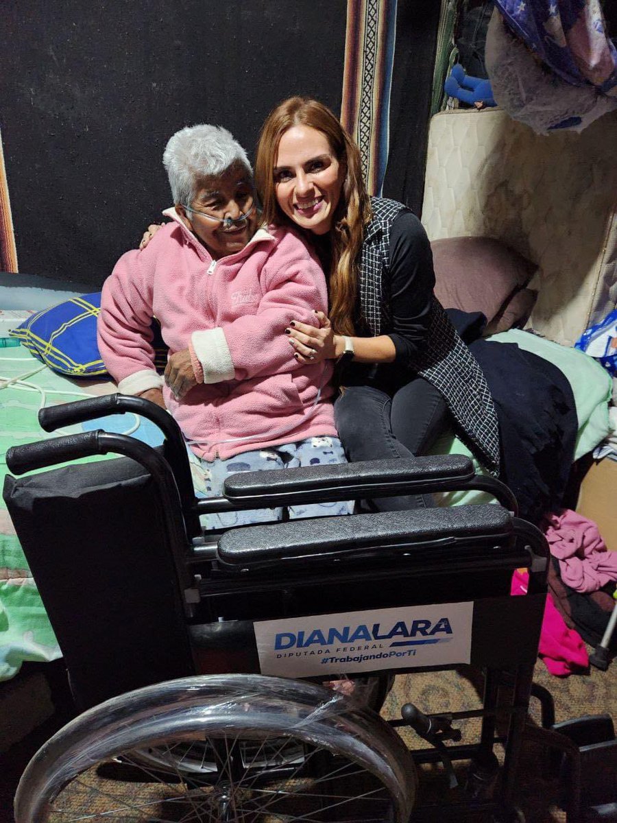 diana_larac's tweet photo. Mi mamá me enseñó que es muy importante cumplir ✔️ mi palabra, aquí me encuentro una vez más visitando a mis vecinas y vecinos para atender sus peticiones 📝. Entregamos otra silla de ruedas 👩‍🦽 en 📍 La Magdalena Contreras. 
#TrabajandoPorTi 🤝 https://t.co/nFqGAl6aag