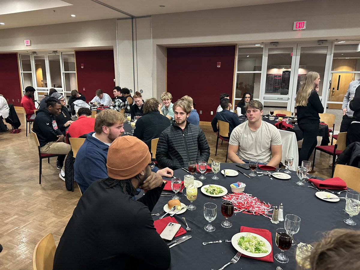 One last dinner… fit for the undefeated and undisputed UAC Champions! 🎩🏈🏆

#RePEAYt | #LetsGoPeay
