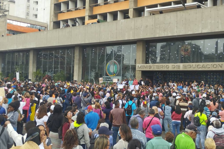 Para Luis Beltrán Prieto Figueroa, el maestro "será el hombre que crea, el hombre del pensamiento y de la idea, el que orienta y estimula, el que detendrá todo amago de arbitrariedad y toda opresión…".

Todos esos caracterizan a la #DignidadMagisterial