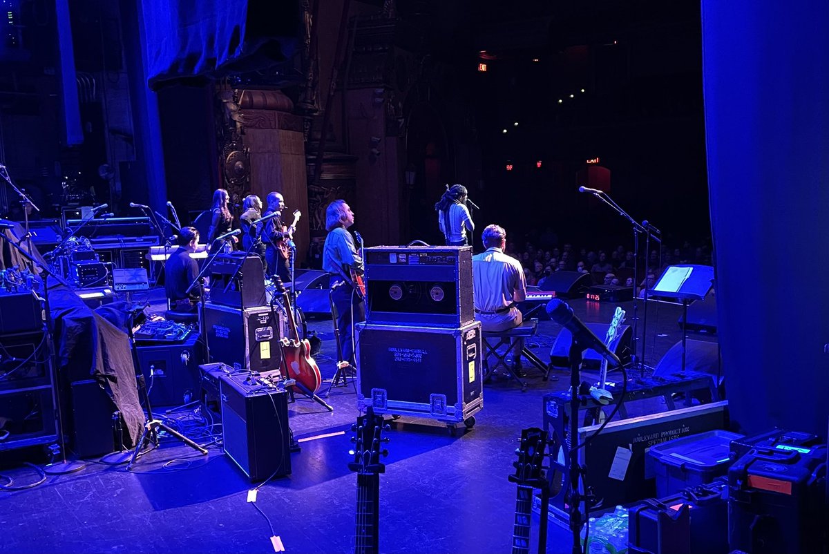 And we’re off!

It’s @TheeSacredSouls at Holiday Cheer for @wfuv at @BeaconTheatre. #FUVCHEER