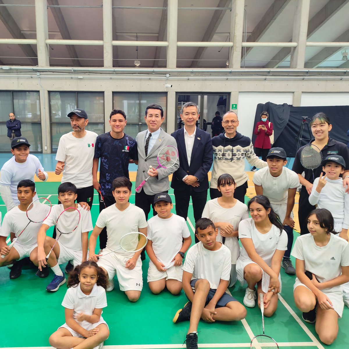embjpmx's tweet photo. Jugué bádminton🏸 vs medallista🇲🇽 que logró plata🥈 en Parapanamericanos 2023!! Felicidades Maximiliano Ávila🎉
Gracias a programa Sports for Tomorrow de 🇯🇵, se donó equipo de bádminton para @CONADE.
El deporte es un lazo muy fuerte entre 🇯🇵🤝🇲🇽, deseo que siga creciendo!! https://t.co/jTxWlSSbnO