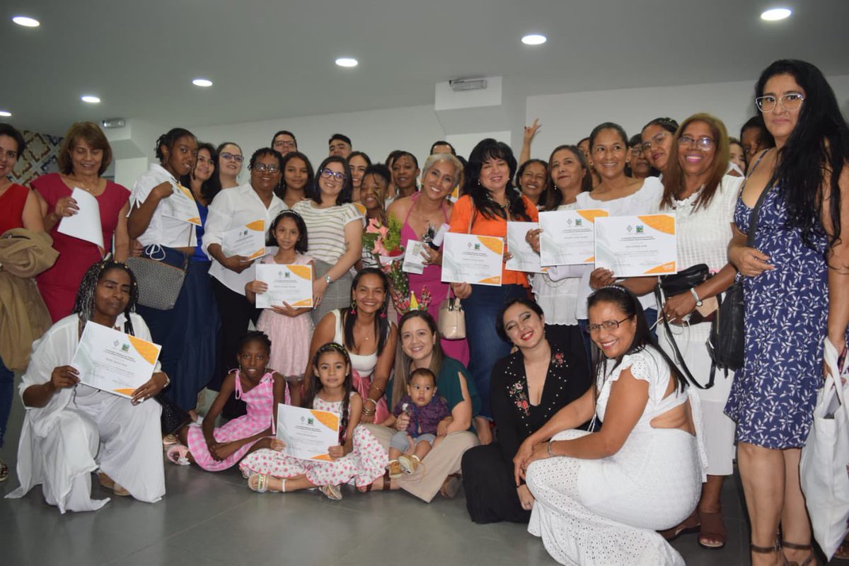 IntegracionPal's tweet photo. ¡Graduamos a 43 personas! 🎓

En articulación con la Academia de Formación Empresarial Futuros Empresarios se realizó el diplomado
“Escuela de Liderazgo Social y Colectivo” de 4 meses, donde se les brindó herramientas a los participantes para el liderazgo individual y demás. https://t.co/bYHsbOPVAV