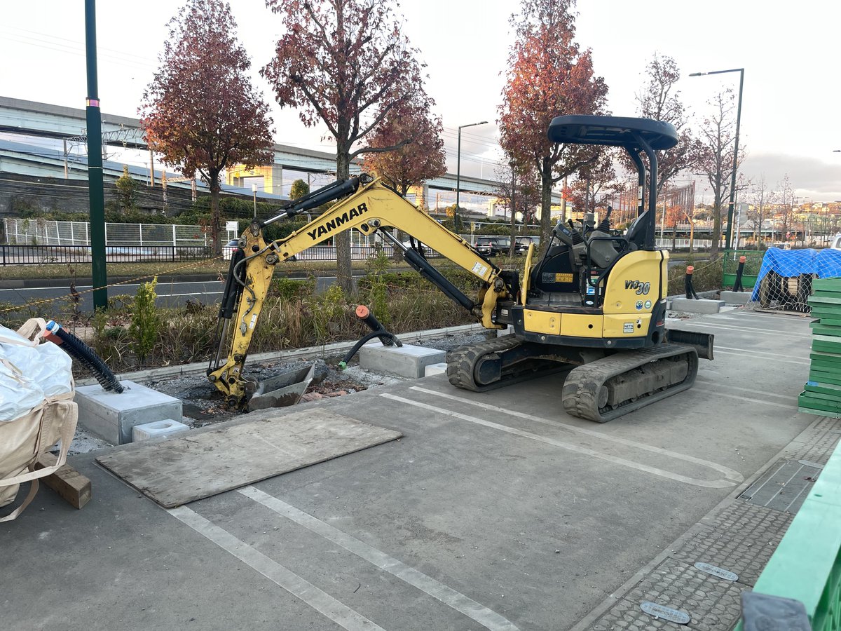 kemarin_tech's tweet photo. そういえば、先週末北九州に行きまして…
北九州SC、予想的中で発見。
予定通りの年内稼働いけそう…？
V3が6基かな？
#Tesla #スーパーチャージャー https://t.co/Tp3INJhKuy
