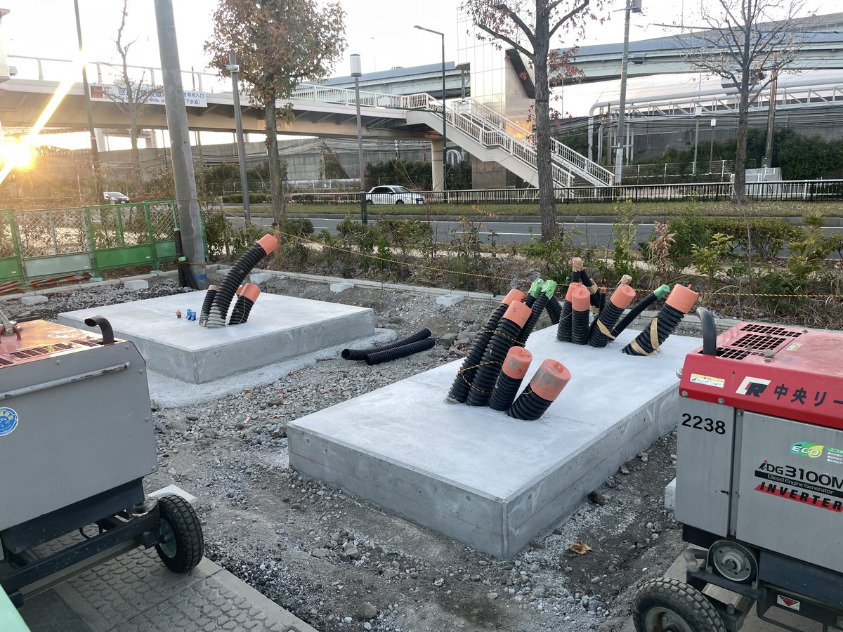 kemarin_tech's tweet photo. そういえば、先週末北九州に行きまして…
北九州SC、予想的中で発見。
予定通りの年内稼働いけそう…？
V3が6基かな？
#Tesla #スーパーチャージャー https://t.co/Tp3INJhKuy