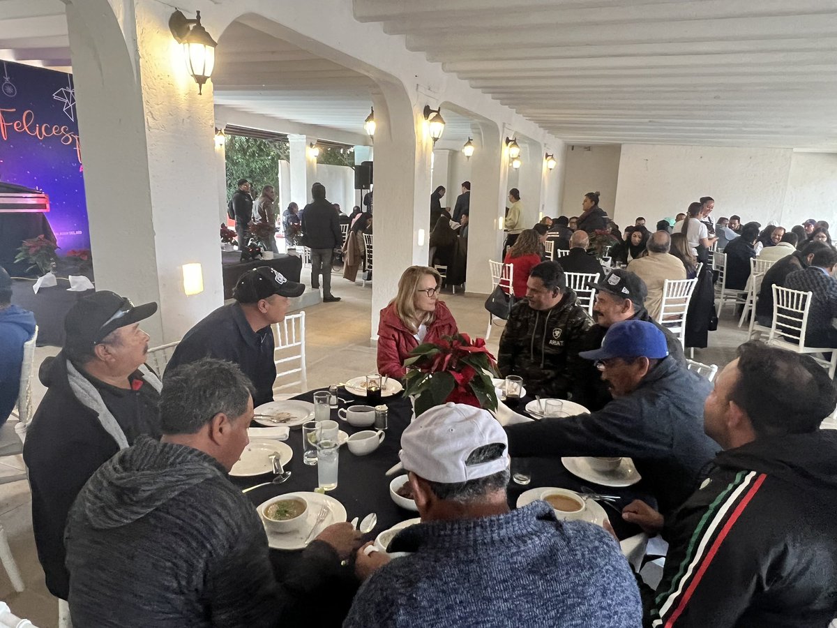 En la posada de la Secretaría de Obras Públicas de San Juan del Río me tocó en la mesa de los meros meros. Los que dan mantenimiento y hacen obra en nuestro municipio. Son los que mueven al Estado.