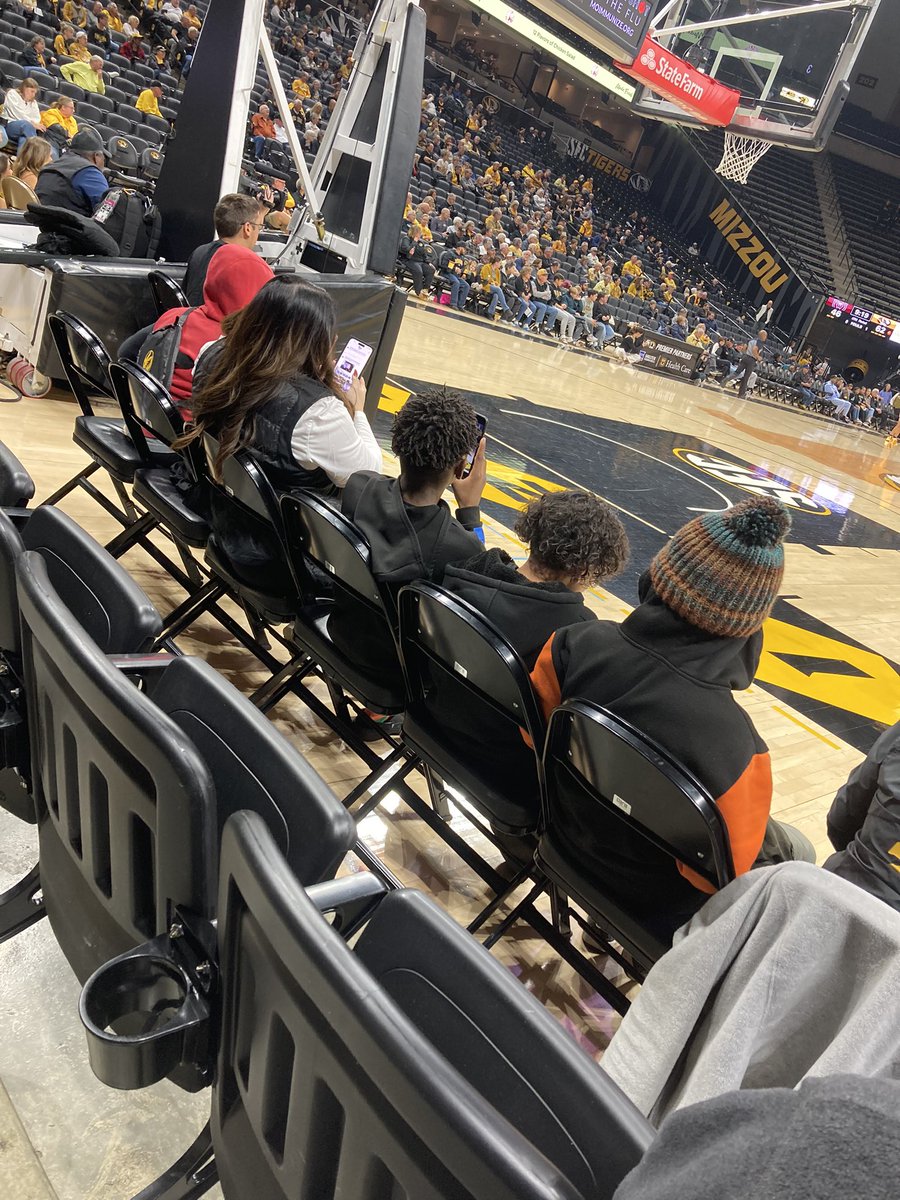 Just @A_MinearAHL chilling court-side with our #TrustyHuskies. Nobody does the administrator position quite like she does!