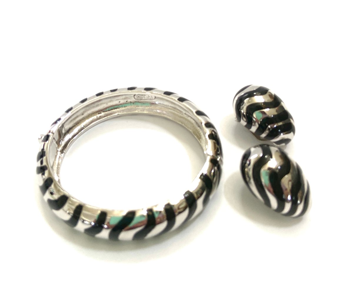 VintageImagine's tweet photo. Replica Silver Tone Demi Parure Hinged Bangle and Clip-on Earrings Polished Silver Tone w Black Enamel Stripes Made in Italy Gift for Her #VintageDemi #VintageSet
$79.80
➤ https://t.co/pcJpU1X5Im https://t.co/VDRSqcF114