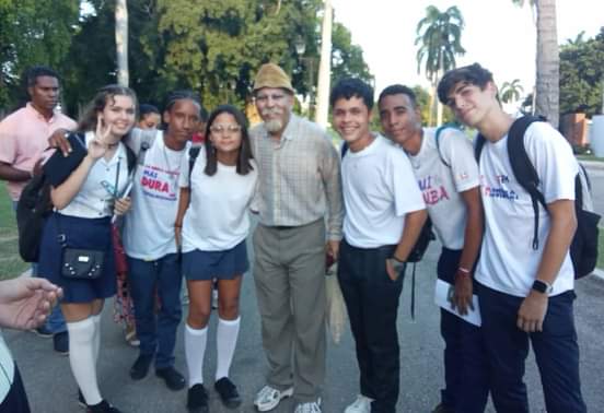 A nuestros niños malcriados, a los q nunca le decimos q no a nada de lo q se les ocurre, a todos esos estudiantes <a href="/FHabana/">Feem_Habana</a> q en todo momento están presente y q siempre te sacan una sonrisa, a ustedes mis niños FELICIDADES. #FEEM53 #FEEMdeCuba <a href="/AylinAlvarezG/">Aylín Alvarez García</a>
<a href="/UJCdeCuba/">UJC de Cuba</a> <a href="/rpalmero1/">Raúl Palmero  🇨🇺</a>