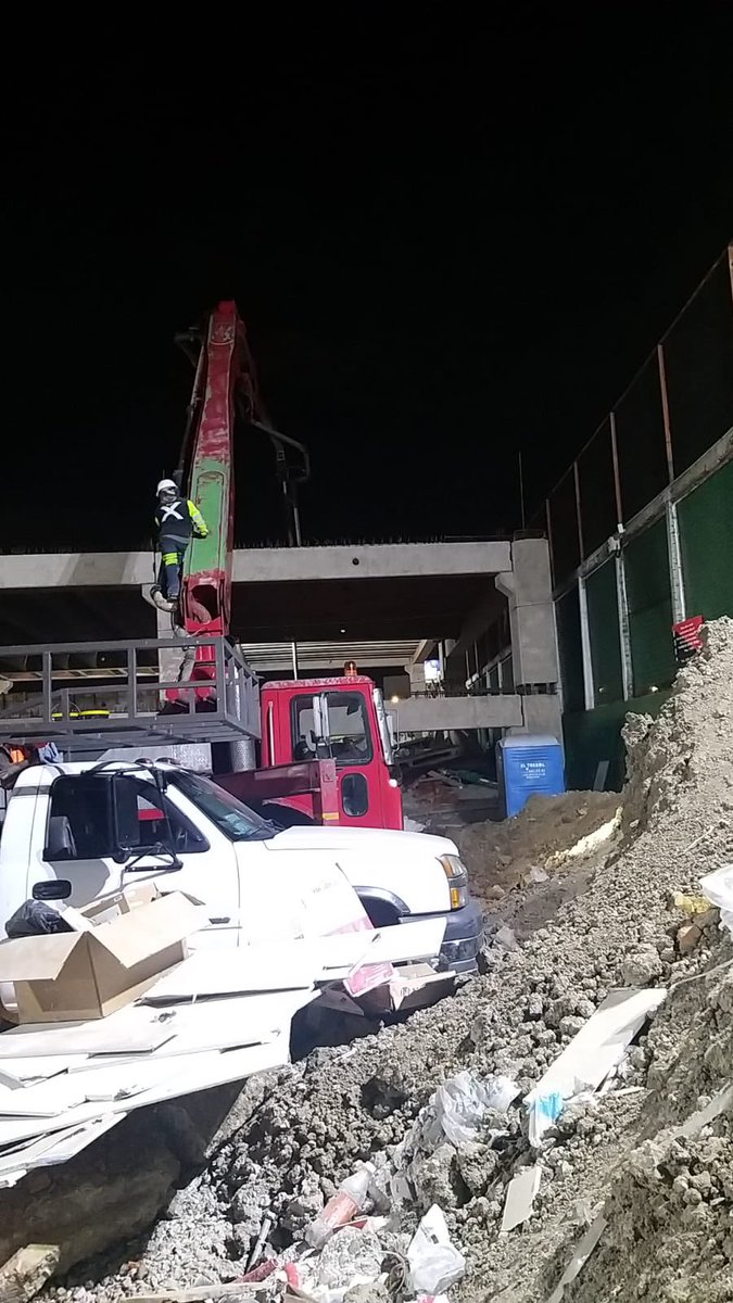 EsGalavizBr's tweet image. #accidente #alpha2 #Puebla aparentemente se les cayó la losa del estacionamiento que están construyendo y no dejan sacar fotos, ya apagaron las luces y remueven escombros, urge que venga protección civil @aztecapuebla @laredcincoradio @TelevisaPuebla