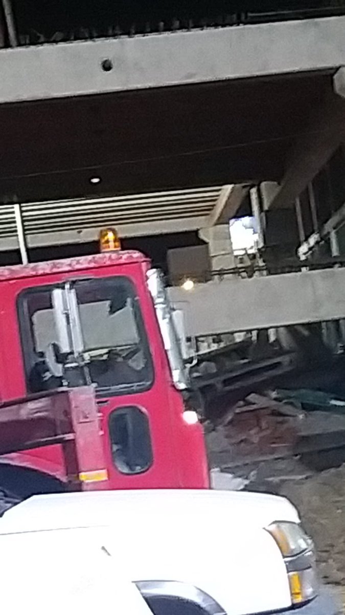 EsGalavizBr's tweet image. #accidente #alpha2 #Puebla aparentemente se les cayó la losa del estacionamiento que están construyendo y no dejan sacar fotos, ya apagaron las luces y remueven escombros, urge que venga protección civil @aztecapuebla @laredcincoradio @TelevisaPuebla