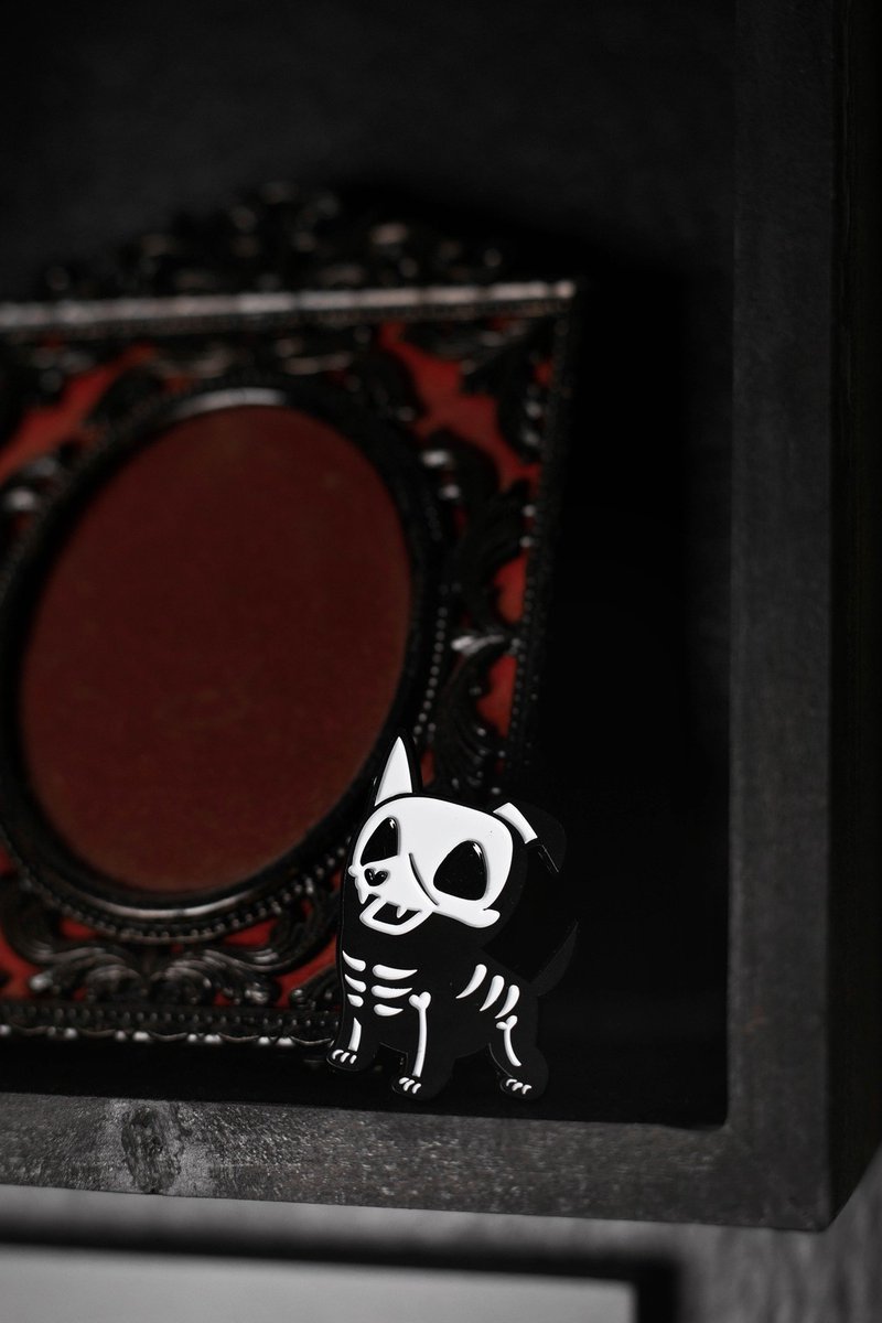 VampireFreaks's tweet photo. Attention enamel pin collectors: have you seen our Barky Bones Enamel Pin? Perfect for adding some spooky bark or bite to your project!
Photo from the one and only @kenziecakes
#Goth #GothPin #EnamelPin #BarkyBones #VampireFreaks #Skeledog #SpookyPin https://t.co/79jUK20u4g