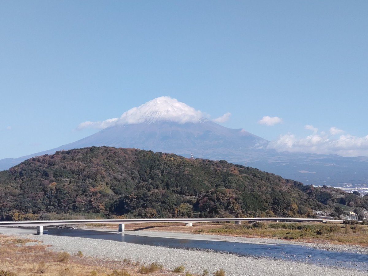 karix2xx's tweet photo. 富士川SAからの富士山
今日は沼津港への旅
#富士山
#おでかけ https://t.co/fIEmAGk3G7