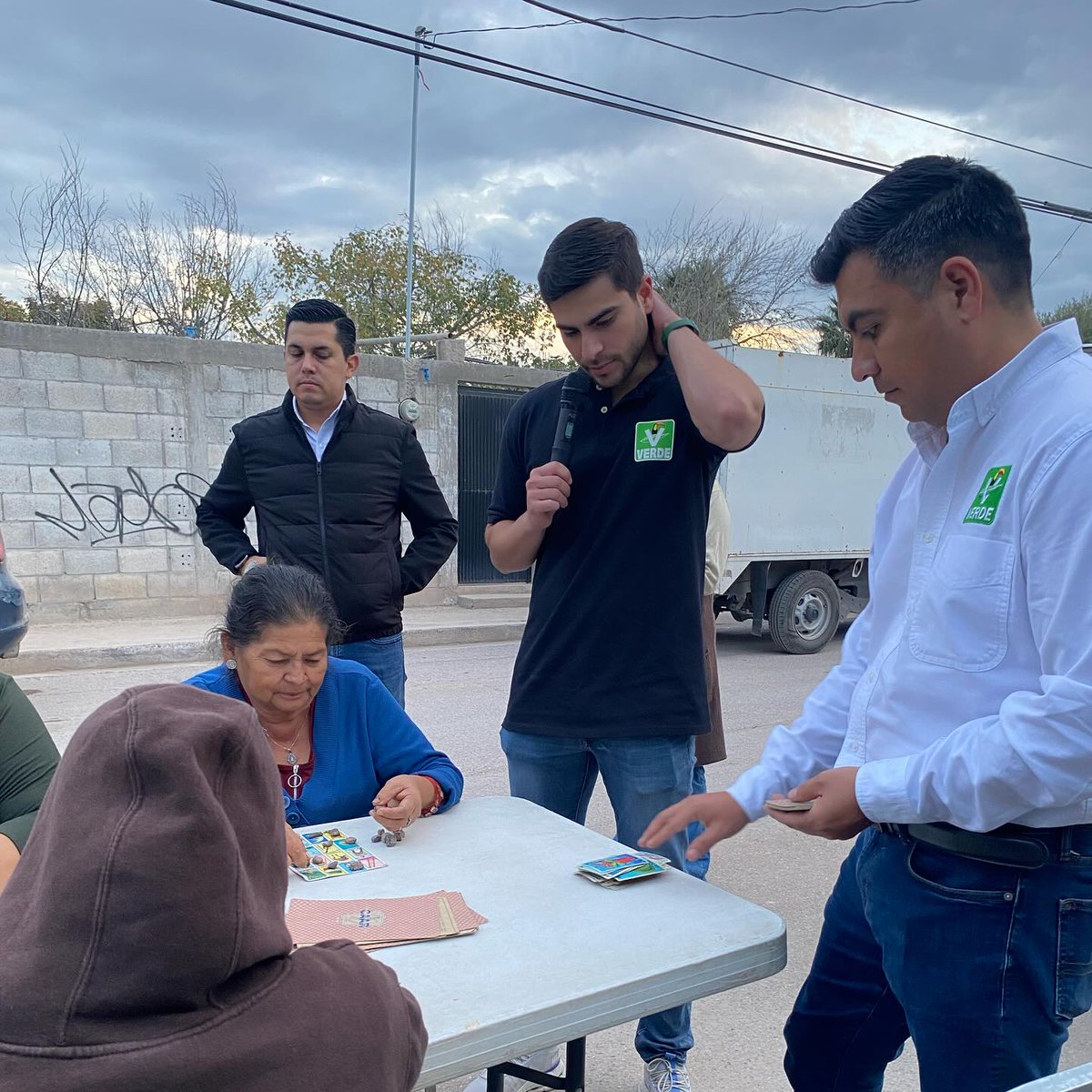 PVE_Torreon's tweet photo. 🌿Tuvimos brigada de lotería en Ejido la Concha, conviviendo con amigos y vecinos. Teniendo un gran Miércoles junto a Nuestro Líder José Refugio Sandoval Rodríguez , nuestra Diputada Claudia Rodríguez y nuestro amigo guerrero #PedroMuñoz💚
#PVEM #Torreón #Coahuila #FuerzaVerde https://t.co/GQxMOJHAyw