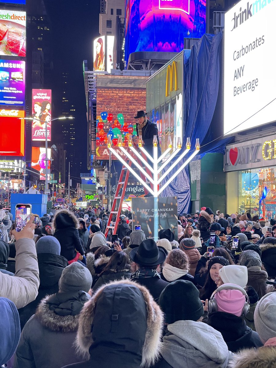 🕎 Chabad of Midtown Manhattan will be hosting Menorah lightings in Bryant Park, Times Square, Grand Central, Hudson Yards, Tudor City, Park Avenue Mall and their Fifth Avenue Center, including a 12 foot Ice Menorah! #HappyChanukah #ShareTheLight
Photo: @chabadofmidtown
