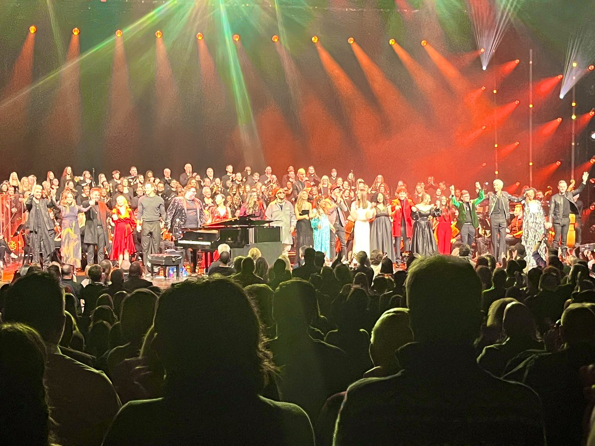 Bridget4Life's tweet photo. EPIC show~Tommee Profitt “The Birth of a King” @grandoldopry Attendees from 46 US states! 100 voice choir INCLUDING wonderful Darla &amp; Chad Day &amp; 70 piece orchestra. Fresh renditions &amp; fanatastic performances 🙌🏽 from all these vocalists on stage #christmas https://t.co/zzrJktJgoN