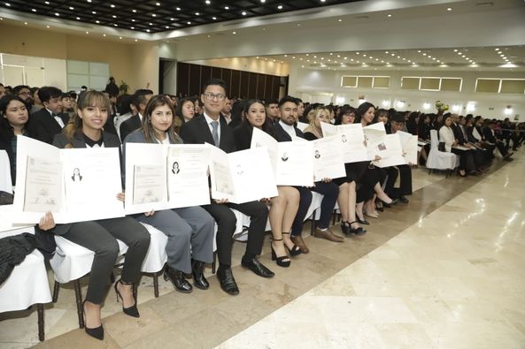 UAEH_OFICIAL's tweet photo. En compañía de familiares, amistades, docentes y autoridades universitarias, la #UAEH otorgó mil 500 títulos profesionales a egresadas y egresados de los diversos programas educativos de licenciatura que se ofrecen en las unidades educativas de la máxima casa de estudios. https://t.co/F8YbHy6V82