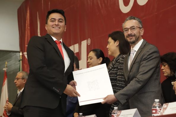 UAEH_OFICIAL's tweet photo. En compañía de familiares, amistades, docentes y autoridades universitarias, la #UAEH otorgó mil 500 títulos profesionales a egresadas y egresados de los diversos programas educativos de licenciatura que se ofrecen en las unidades educativas de la máxima casa de estudios. https://t.co/F8YbHy6V82