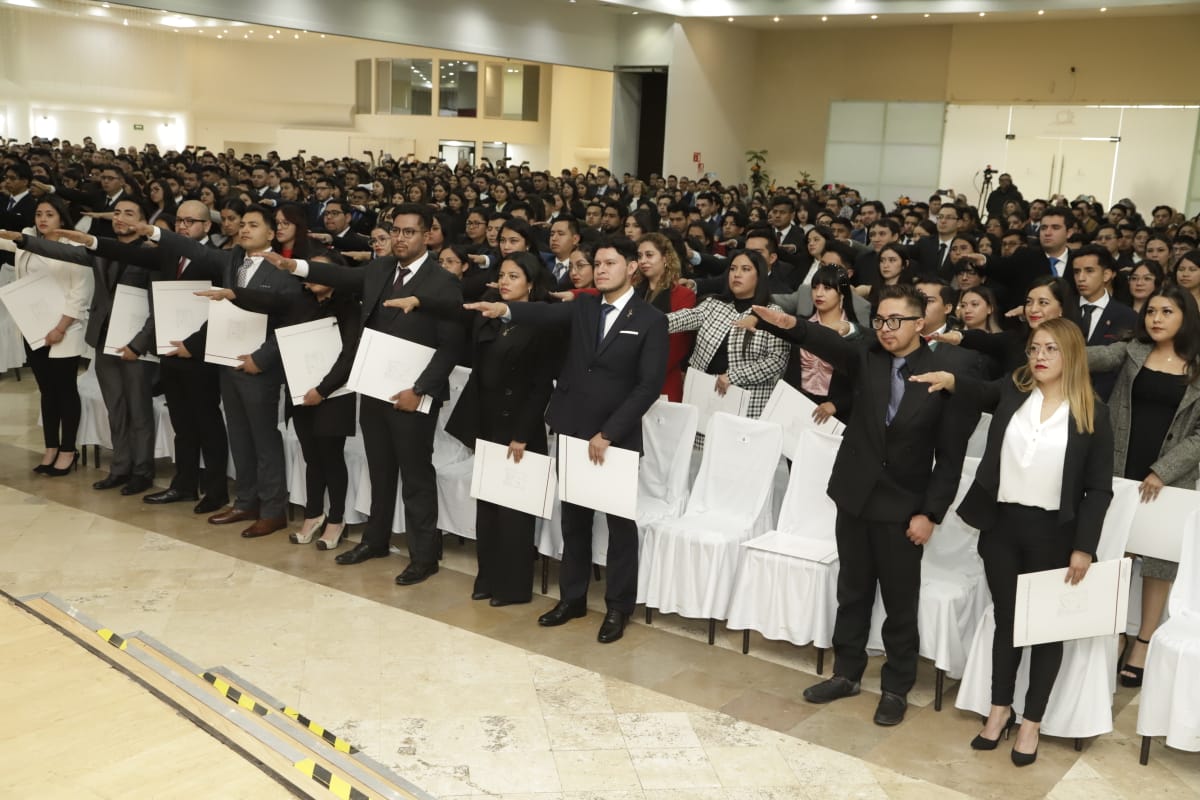 UAEH_OFICIAL's tweet photo. En compañía de familiares, amistades, docentes y autoridades universitarias, la #UAEH otorgó mil 500 títulos profesionales a egresadas y egresados de los diversos programas educativos de licenciatura que se ofrecen en las unidades educativas de la máxima casa de estudios. https://t.co/F8YbHy6V82