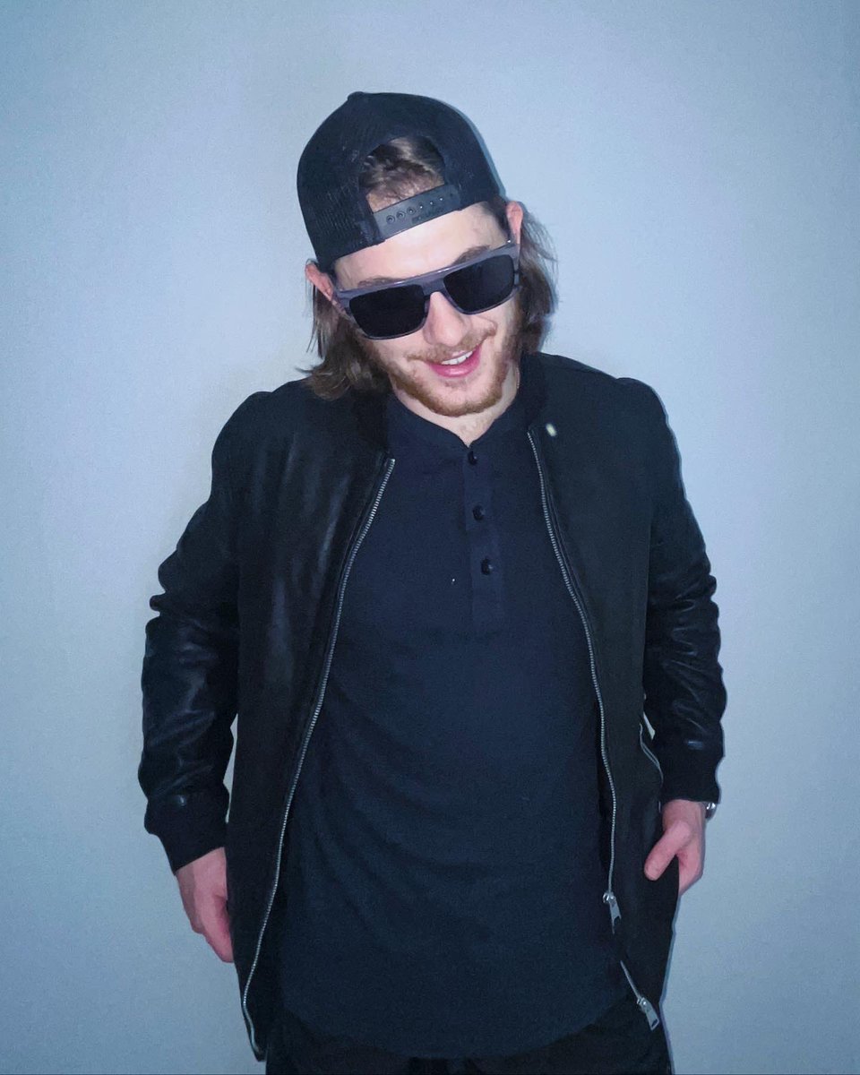 So grateful for everyone who’s been tuning in and supporting, it motivates me everyday and I can’t wait to share more music with you soon 😉💿
#newmusic #producer #dj #edm #housemusic #newartist