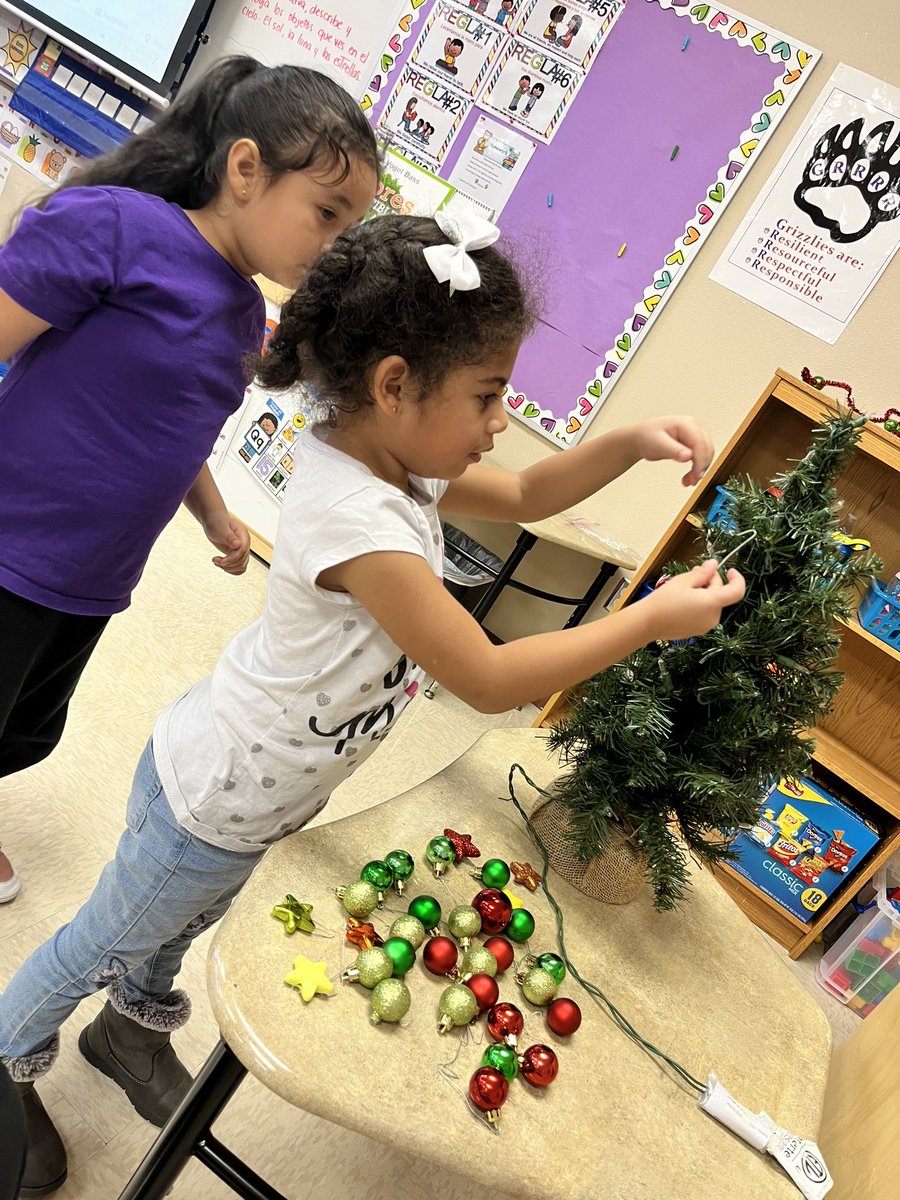 MsFazzolari's tweet photo. It’s the most wonderful time of the year 🎄💫 for some grizzlies it was their first time decorating a Christmas tree, they were beyond happy ❤️ @GTGrizzlyBears https://t.co/bjXzPUJnPk