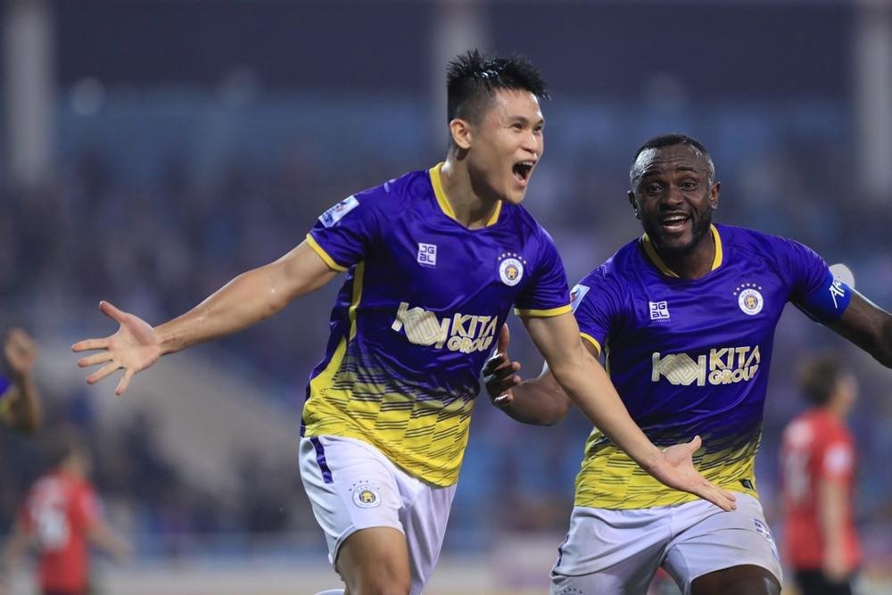 Quangquy313's tweet photo. Hà Nội FC thắng trận lịch sử ở châu Á, CĐV ĐNÁ ngả mũ thán phục và gửi những lời chúc mừng đến Hà Nội FC, sau chiến thắng lịch sử trước ĐKVĐ Urawa Reds Diamonds trên sân Mỹ Đình, tối 6/12.
#cheo #cheouytin #cheoX https://t.co/r0HN6kxWEe