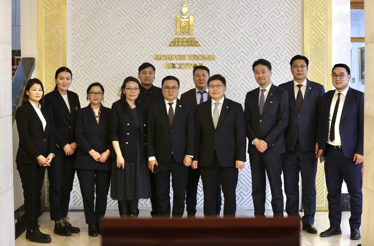 УИХ-ын чуулганы өнөөдрийн нэгдсэн хуралдаанаар Нийслэл Улаанбаатар хотын замын хөдөлгөөний түгжрэлийг бууруулах, гэр хорооллыг орон сууцжуулах тухай хуулийн төслийг гишүүдийн 93.2 хувийн саналаар эцэслэн баталлаа. Ажлын хэсэг болон ажлын дэд хэсэгт ажилласан хамтран зүтгэгчдэдээ