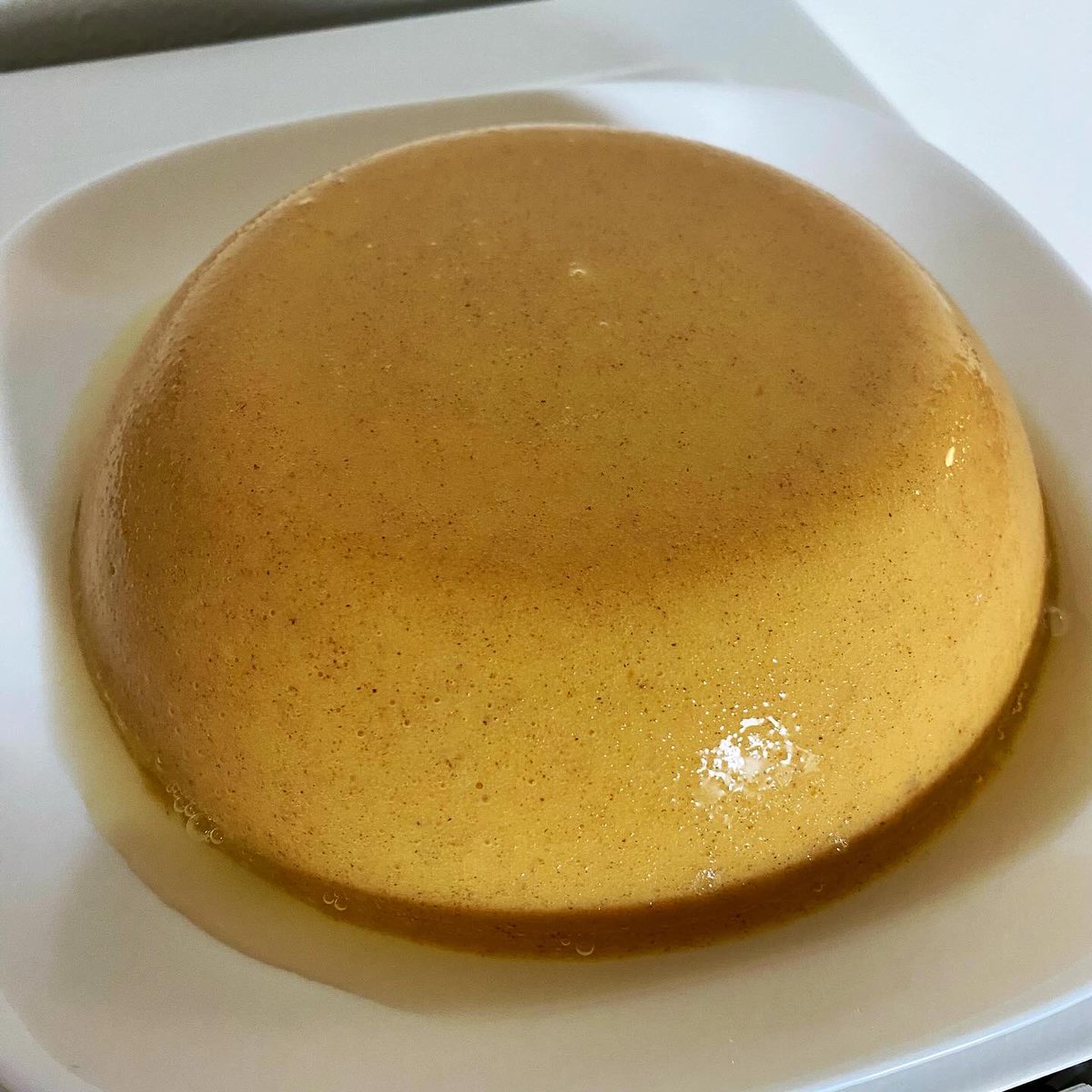alice2501's tweet photo. 食べ切れない頂き物の柿がだいぶ熟してきたのでプリンを作りました。ミルクと一緒にミキサーで撹拌すると、柿に含まれるペクチンとミルクのカルシウムが結合してゲル化作用が起きます。冷蔵庫で一晩寝かせるだけで完成です。黒蜜をかけておあがりよ🍮😋 https://t.co/lbTQRxdM1H