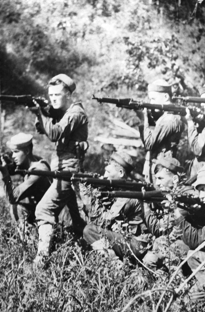 TonelHebdo's tweet photo. 6 Décembre 1929 Massacre de l'armée américaine à Marchaterre(Cayes).Voulant protester contre la corvée et l'expropriation de leur terre,des paysans sortent en masse pour manifester pacifiquement.Les marines leur tirent dessus avec une rare violence.Bilan : 22 morts et 51blessés. https://t.co/oUFBMXZEjj