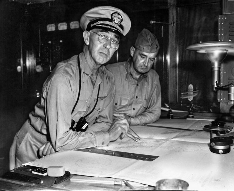 sitnikov_94's tweet image. Контр-адмирал Ричмонд Тёрнер и командир 1-й дивизии морской пехоты генерал-майор Александр Вандегрифт во время совещания на борту транспорта USS McCawley AP-10 незадолго до высадки американских сил на Гуадалканале.

Август 1942
#WW2 #WWll