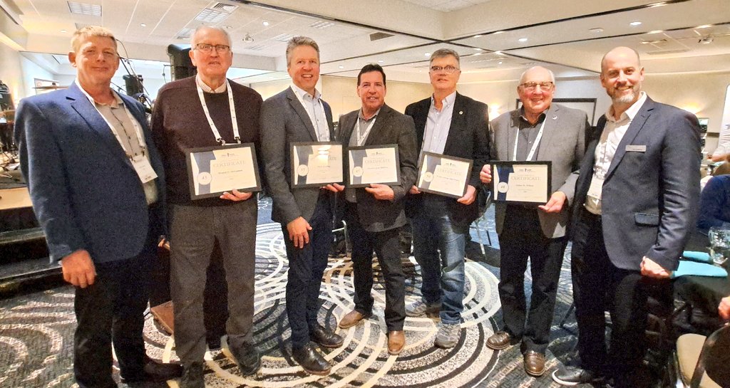 mzienkie's tweet photo. Congrats to this year's @seedmanitoba Long Service Award winners! Donal McLennan, Mark Keating, Darrell McElroy, Wesley Froese, Jim Wilson receive their awards from @Seedgrowers president Dale Connell and @seedmanitoba past president @tpgreaves. #SeedLink https://t.co/tq2wdovMmW