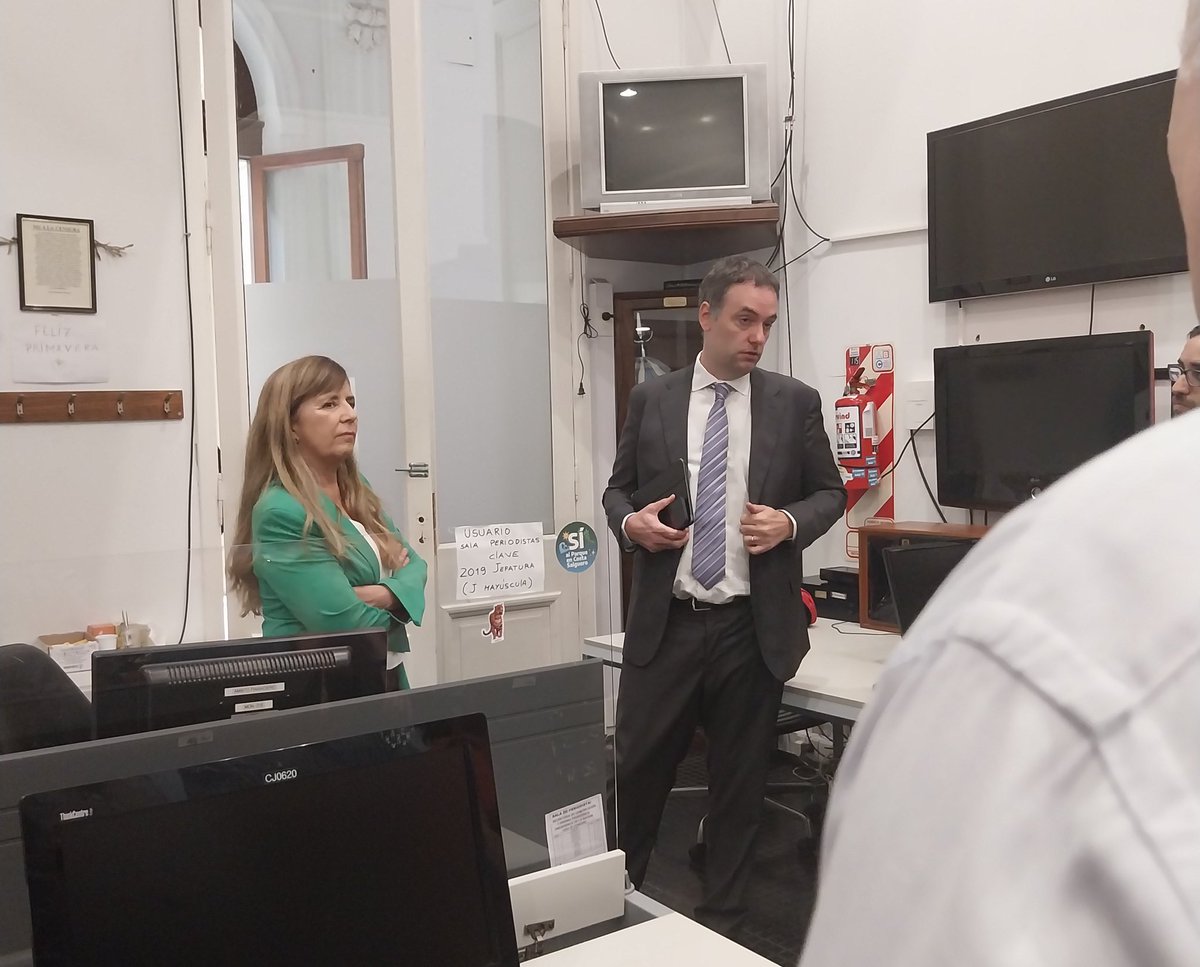 maxifirtman's tweet photo. Veo esta foto del nuevo vocero visitando la sala de Periodistas de Casa Rosada. 

A ver si ven algo que les llame la atención relacionado con la seguridad informática en el gobierno. https://t.co/wkAwuBOCpi