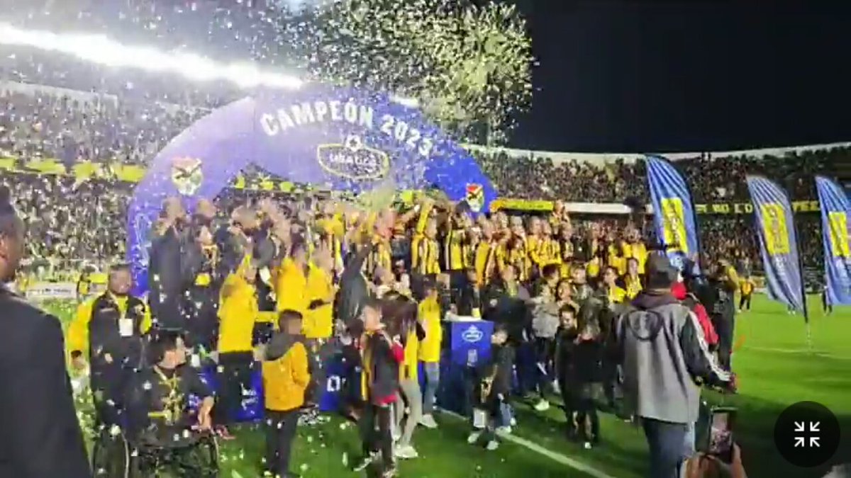 FutbolBolivia_'s tweet photo. THE STRONGEST 🟡⚫ CAMPEÓN DE LA DIVISIÓN PROFESIONAL 🇧🇴 https://t.co/GHo8gOqR2m