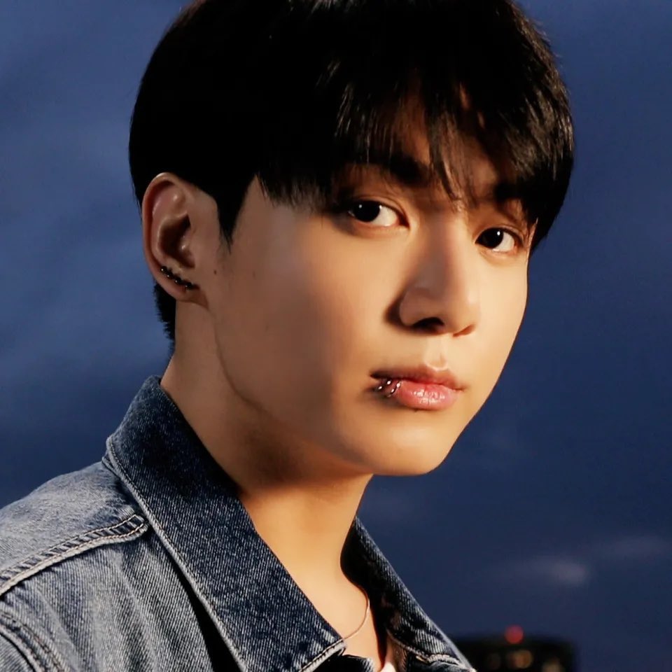 UniversBTS_'s tweet photo. 📸 Fotos de Jungkook para a Vogue Japan. ❤️‍🔥

Lindo demais! 🥹

#JUNGKOOKxVOGUEJAPAN 
🐯 @BTS_twt https://t.co/ZtyntiCMLx
