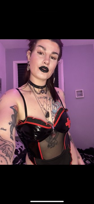 Nurse Luna is here to help with your winter cold 😏 https://t.co/rkxiqkTYRp