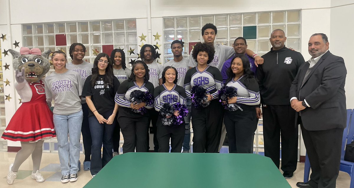 SGHS students had a  great time at Barwell Rd. Elementary today and appreciate our great leader <a href="/JamesOverman4/">James Overman</a> for joining us. #TitanUp <a href="/SouthGarnerHS/">South Garner High School</a>