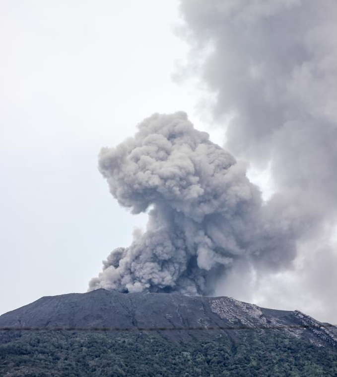 iChongqing_CIMC's tweet image. 🌋Volcano #Merapi erupted recently, spewing an ash column reaching up to 3,000 meters. #Indonesia's National Disaster Agency reported yesterday that Mt.Merapi experienced five more #eruptions, with ash columns reaching heights of up to 800m.🔥