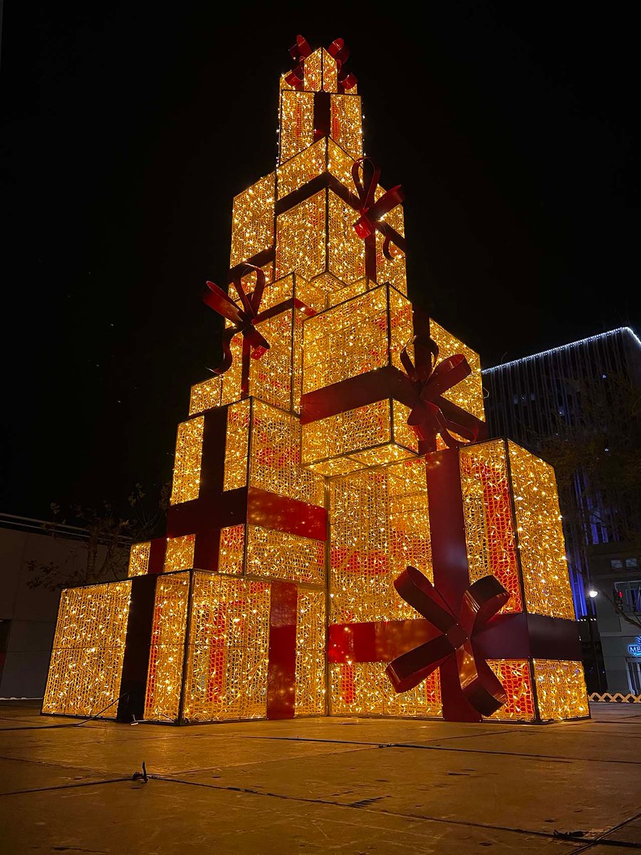 rivfoodlab's tweet photo. You and who at the Festival of Lights  🥰⁠ 📸🎄✨⁠❓️
⁠⁠
⁠
⁠
⁠
#RiversideFOL #festivaloflights #iloveriverside #downtownriverside #riversidecalifornia #missioninnhotel #inlandempire #missioninnfestivaloflights #datenightideas #christmasdecorations #familyfriendly https://t.co/UhAqrhFDGK
