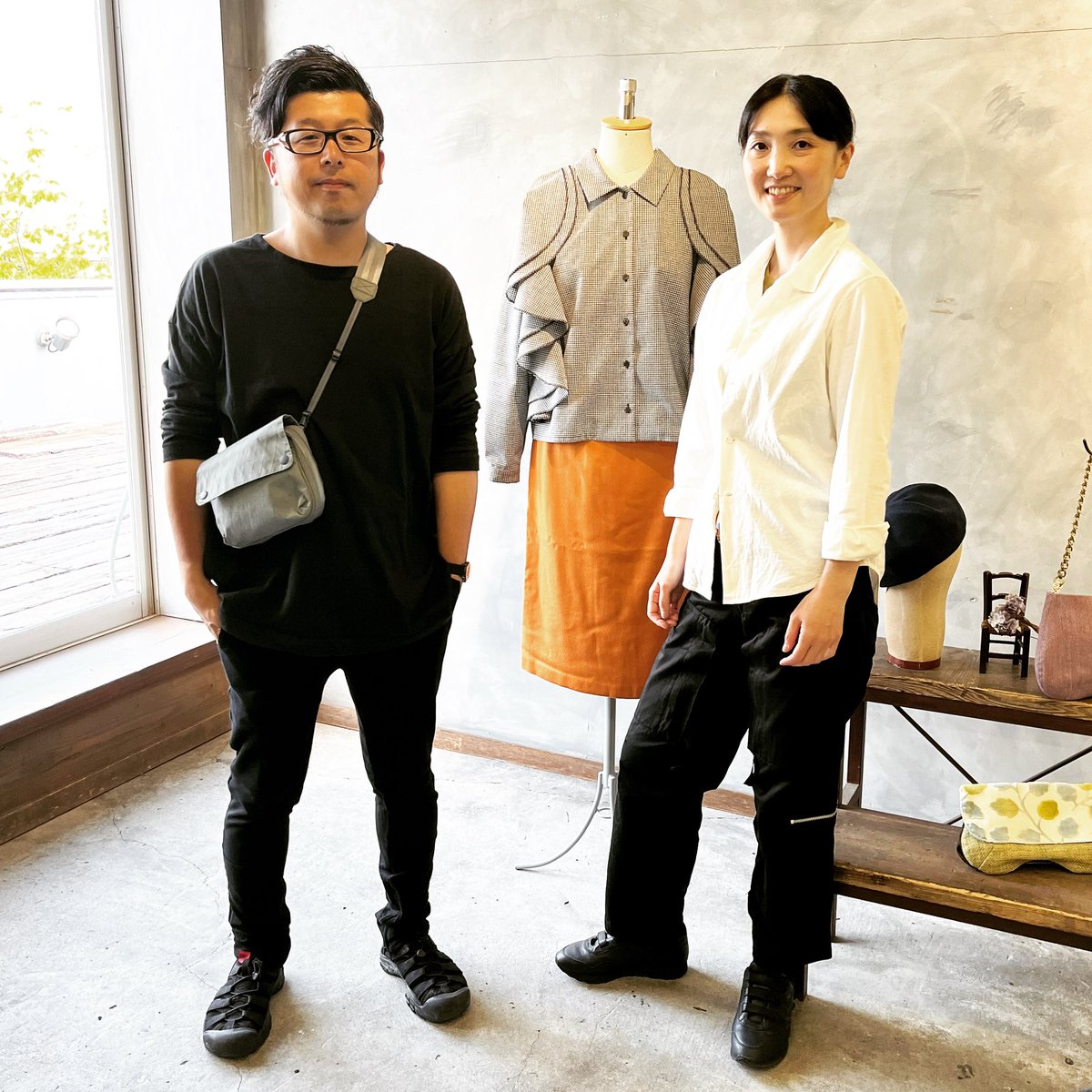 ism_rockfield's tweet photo. 同級生の小野寺宏美が手掛けるファッションブランド・Carres(カレ)の展示会。SLOW&amp;STEADYというセレクトショップではコラボした帽子なども販売している。元々舞台衣装もやってたとのことで、いつかまたライブ活動を再開する時はお願いするか、と思ったり。

#carres 
#at_slowandsteady 
#出会う展 https://t.co/ViyfSwWRec