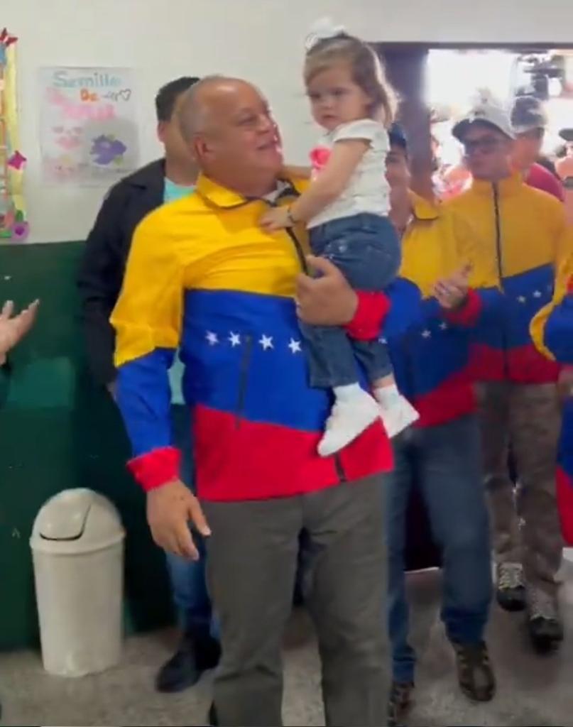 ¡EL AMOR VENCERÁ!

 Capitán @dcabellor ¡Unidos Venceremos! 
#VinculanteYVamosPalante