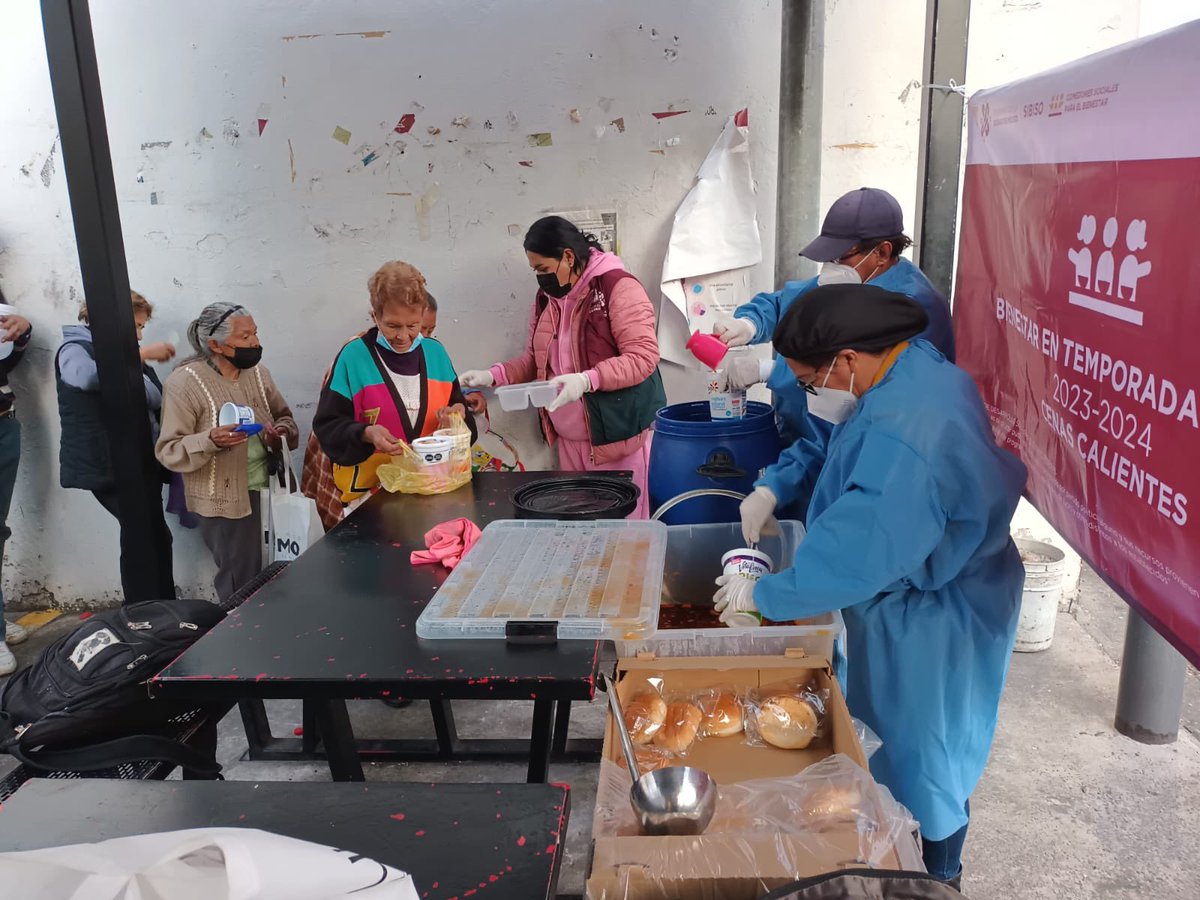 PCMHCDMX's tweet photo. Todos los días a partir de las 18:30 hrs, nos unimos en el movimiento #CenasCalientes 🍲 para apoyar a la población vulnerable en esta temporada invernal. Estaremos repartiendo alimentos en varios puntos de Miguel Hidalgo.

📢Si conoces a alguien que lo necesita, pasa la voz 📢 https://t.co/dLqTH6Yfk3