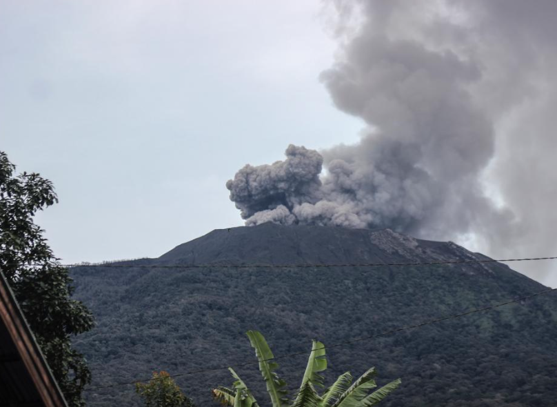 iChongqing_CIMC's tweet image. 🌋Volcano #Merapi erupted recently, spewing an ash column reaching up to 3,000 meters. #Indonesia's National Disaster Agency reported yesterday that Mt.Merapi experienced five more #eruptions, with ash columns reaching heights of up to 800m.🔥