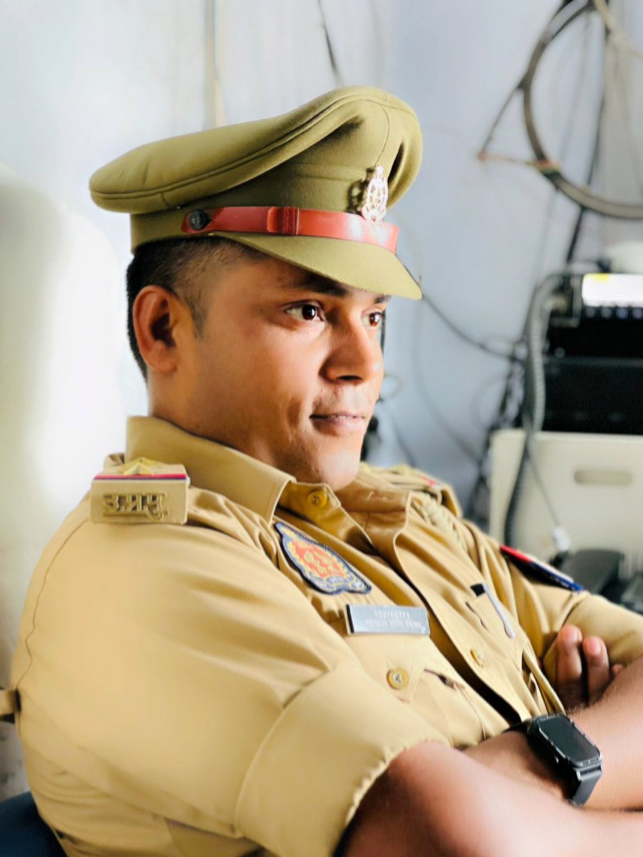 upcopGopal's tweet photo. कैसे कह दूं कि,
       अब थक गया हूं मैं....
न जाने घर में,
       कितनों का हौंसला हूं मैं....
#जय_हिंद #Jay_Hind
#thursdayvibes 
#ThursdayMotivation https://t.co/jpPSpe4ekA