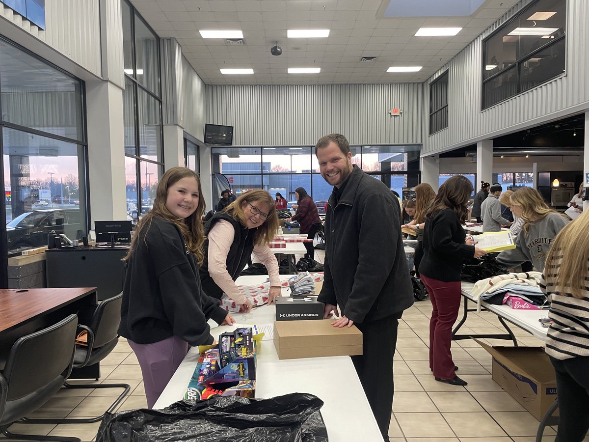Foust_SFE's tweet photo. Thanks to Ray Skillman and all of his employees who donate generously to sponsor local kids (including 124 Stout Field students) for Christmas.  We had a great time wrapping these gifts and are so grateful for the support! https://t.co/NUFagICLne