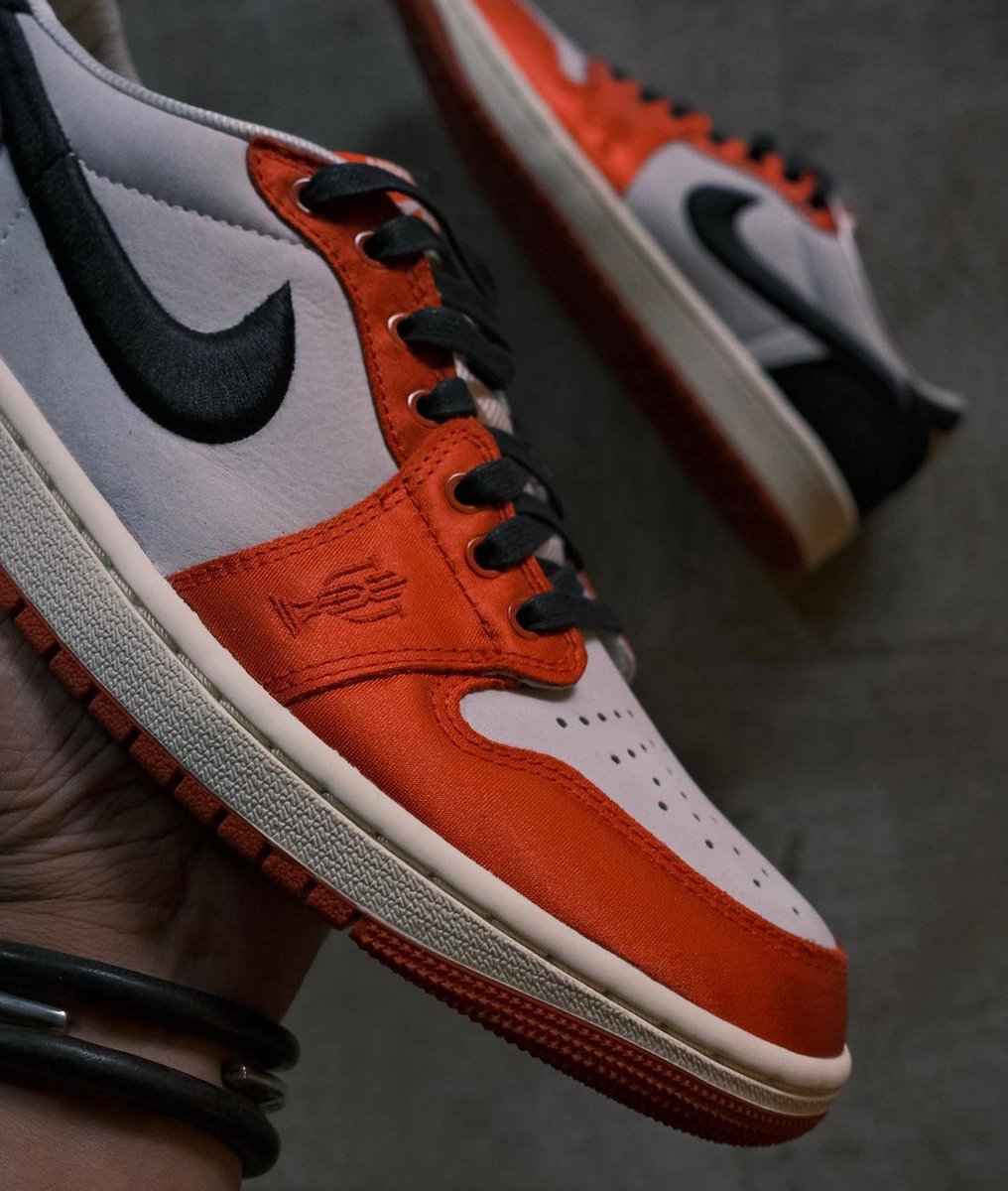 TheSiteSupply's tweet photo. February 2024: Trophy Room x Air Jordan 1 Low OG 🏆 https://t.co/0qnmjKlEUL 

📸 sneakertigger https://t.co/Hxnzii6MLf
