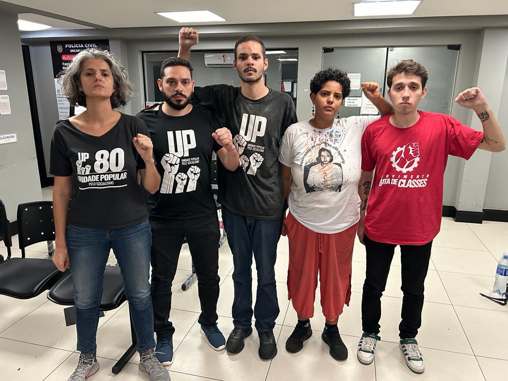 CAMARADAS QUE FORAM PRESOS PELA POLÍCIA FASCISTA RESISTEM DE CABEÇA ERGUIDA 

Confira registro dos nossos camaradas que estão presos no 27º DP em SP, resistindo contra a repressão, violência e a privatização da SABESP de cabeça erguida. ✊🏿🔥